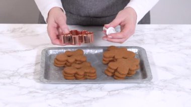 Zencefilli kurabiyeler, kalp şeklinde kesilmiş zencefilli bir adam, mermer bir tezgahın karşısında kırsal metal bir tepside dinleniyor..