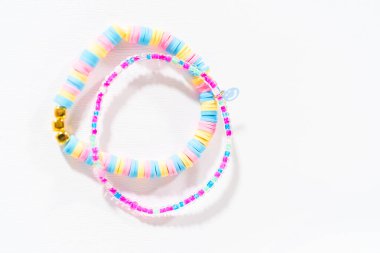 Kil ve deniz boncuklarıyla süslenmiş küçük kızlar..