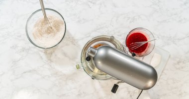 Standart karıştırıcı, baharatlı un, yumuşatılmış tereyağı ve pekmez karışımı ile hazırlanmış bir fırın. Hepsi klasik zencefilli kurabiye hamuru yapmak için hazırlanmış. Her malzeme hazırlandı ve karıştırılmaya hazır..