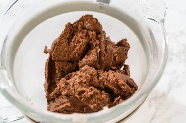 Zencefilli ekmek hamuru tamamen karıştırılmış, soğutulmaya hazır, hamur kancası hala kasede asılı..