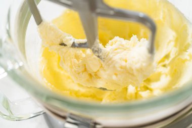 Çikolata zencefilli, şekerli kurabiye hamuru için tereyağı ve şekeri karıştırarak hafif, tüylü bir temel oluşturan bir standın yakın çekimi..