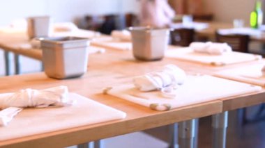 Parlak güneş ışığı pencereden süzülür, şenlikli bir olay için tahta bir masa seti boyunca gölgeler bırakır. Rengarenk pipetlere eşlik eden yeşil cam şişeler, bir yemek şirketinin çifte kutlaması olduğunu ima ediyor.