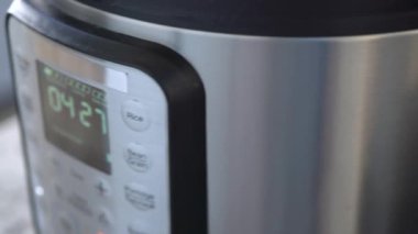 Şık, modern bir mutfakta, hızlı ve lezzetli bir yemek için fırın kullanarak kadifemsi patates püresi hazırlıyor..