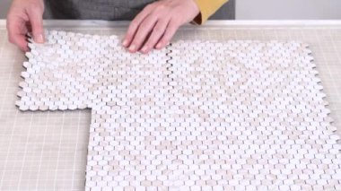 Kabuk soyma ve köpük tahtaya mozaik fayanslar yapıştırma sürecinde, yemek fotoğrafçılığı stüdyolarını estetik olarak geliştirmek için mükemmel..