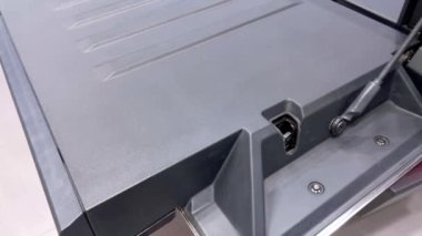 Denver, Colorado, ABD-9 Nisan 2024-Tesla 'nın fütüristik Siber Kamyonu son teknoloji tasarımı ve yenilikçi özelliklerini sergileyerek sergi salonuna çarpıcı bir dönüş yapıyor..