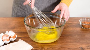 Bardak karıştırma kabında, büyük bir el çırpma ustalıkla lezzetli zencefilli kek ve karamel kremalı pasta malzemelerini karıştırır..