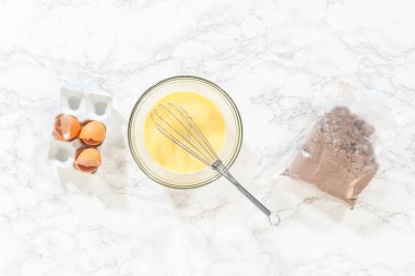 Düz yatıyordu. Ağız sulandıran çikolatalı kekler yapma sürecinde ilk adım, mükemmel hamur makinesini yapmak için malzemeleri titizlikle karıştırmayı içerir..