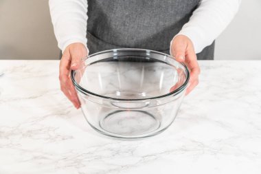 Çikolatalı keklere konmadan önce krema mükemmel bir şekilde çırpılmış..