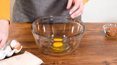 Bardak karıştırma kabında, büyük bir el çırpma ustalıkla lezzetli zencefilli kek ve karamel kremalı pasta malzemelerini karıştırır..