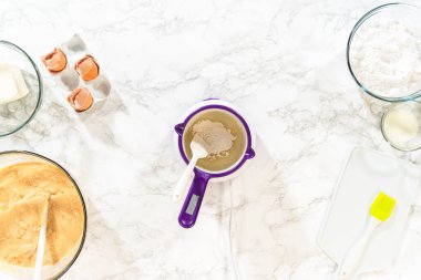 Sebze kısaltma ustalıkla eritilmiş kek kalıbını yağlamak ve bu lezzetli keki pişirmek için zemin hazırlamak için..