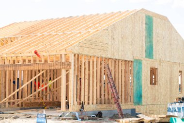 Banliyöde devam eden bir inşaat sahasında tek bir aile evinin çerçeve sahnesi yer alıyor..