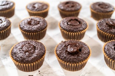 Her çikolatalı kek bol miktarda karamelli tatlı alır ve fazladan bir tat ve hoşgörü katar..