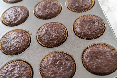 Fırından yeni çıkmış bu lezzetli çikolatalı kekler mutfak tezgahında dinleniyor ve soğuyor. Havayı baştan çıkarıcı aromalarıyla dolduruyorlar..