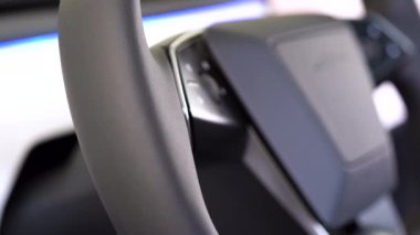 Denver, Colorado, ABD-5 Mayıs 2024-Bu görüntü bir Tesla Siber Kamyonu 'nun eşsiz, minimalist direksiyon dizaynının ayrıntılı bir yakın çekimini içeriyor.