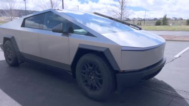 Denver, Colorado, ABD-5 Mayıs 2024-A Tesla Siber Traktörü gelişmiş otomotiv karışımını gösteren banliyö caddesinde park edilmiş belirgin, fütüristik tasarımı ve metalik gövdesiyle göze çarpıyor.