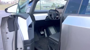Denver, Colorado, ABD-5 Mayıs 2024-A sürücü perspektifi Tesla Cybertruck içinde geniş, minimalist iç vurgulanıyor dokunmatik ekran ve fütüristik direksiyon, set