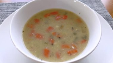Yumuşak havuçlarla dolu rahatlatıcı bir kase tavuk ve pilav çorbası mükemmelliğe ulaşana kadar sıcaklık ve memnuniyet vaat eder..