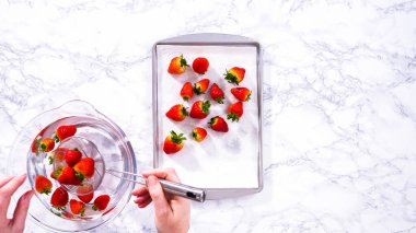 Düz yatıyordu. Sulu kırmızı çilekler, daha yeni yıkanmış, kabartma çarşafına serilmiştir, aşırı nemi emmek ve küfü önlemek için dikkatlice kağıt havlularla kaplanmıştır..