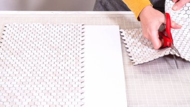 Kabuk soyma ve köpük tahtaya mozaik fayanslar yapıştırma sürecinde, yemek fotoğrafçılığı stüdyolarını estetik olarak geliştirmek için mükemmel..