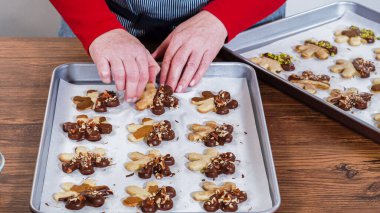 Dikkatlice paketlenmiş Noel kurabiyeleri, çikolataya batırılmış ve şeffaf selofan ambalajla sunulmuş, bayram hediyesi olarak mükemmel..
