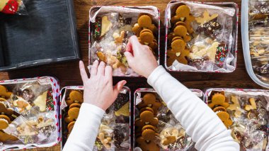 Düz yatıyordu. Sevimli ev yapımı zencefilli kurabiye ve şekerli kurabiye, bol çikolataya batırılmış, dekoratif Noel kutusuna yerleştirilmiş mevsimlik hediyeler için mükemmel..