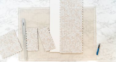 Kabuk soyma ve köpük tahtaya mozaik fayanslar yapıştırma sürecinde, yemek fotoğrafçılığı stüdyolarını estetik olarak geliştirmek için mükemmel..