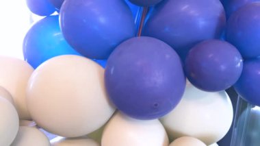 Mavi ve beyazın değişik tonlarında balonların sanatsal bir düzenlemesi, kutlamalar veya etkinlikler için ideal, tuhaf bir zemin oluşturur..