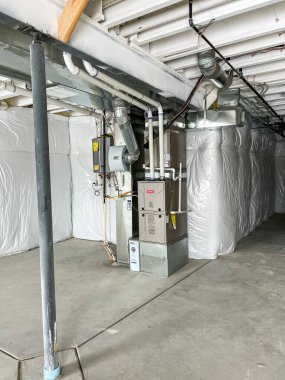 Castle Pines, Colorado USA - 18 Ocak 2023-Image of the HVAC system and service set in the bodrum katında yeni bir inşaat tek aile evi. Görünürde bir fırın, kanal çalışması, rutubet giderici var.