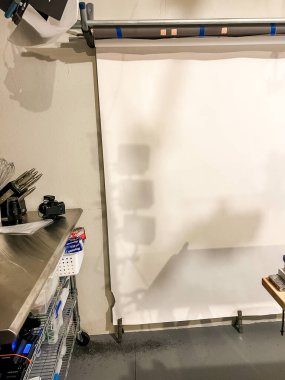 Castle Pines, Colorado ABD - 30 Ocak 2023-A bodrum fotoğrafçılığı veya mermer stili bir masa, ayarlanabilir aydınlatma platformları, monitörler ve tripodlar içeren video stüdyosu. Tamamlanmamış bodrum