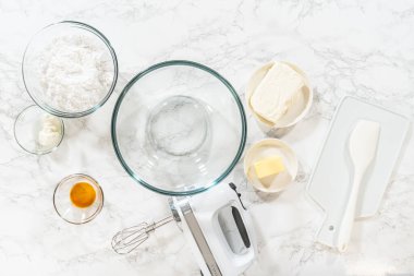 Düz yatıyordu. Dondurulmuş krem peyniri hazırlıyorum. Lezzetli balkabaklı kek..