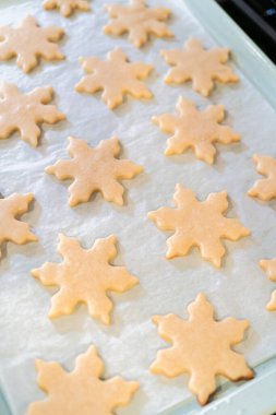 Lezzetli kar tanesi şeklindeki kurabiyeleri pişirdikten sonra soğutarak onları Noel hediyelerine hazırlamak..