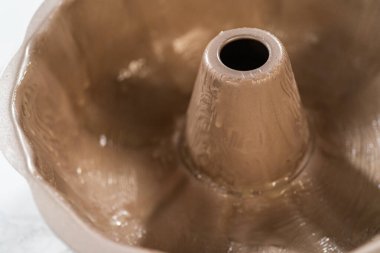 Sebze boyasıyla kek tepsisini yağlamak, nefis bir ev yapımı balkabağı pastası pişirmeye hazırlanmak..