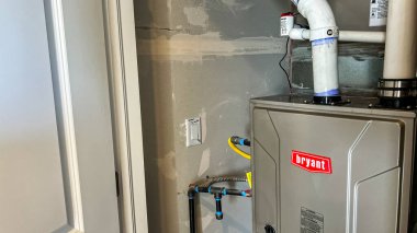 Castle Rock, Colorado, ABD-17 Şubat 2023 'te ısıtma sistemi için dahili kablo ve devre kartı sergiliyor. HVAC sistem onarımları, bakım ve eğitim amaçları için kullanışlı