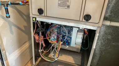 Castle Rock, Colorado, ABD-17 Şubat 2023 'te ısıtma sistemi için dahili kablo ve devre kartı sergiliyor. HVAC sistem onarımları, bakım ve eğitim amaçları için kullanışlı