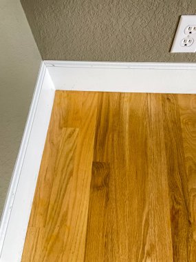 Tahta döşemeli sert ahşap döşeme ve Pas lekelerini gösteren duvar prizi. Görülmeye değer pas lekeleri olan cilalanmış ahşap döşemeleri olan bir konutun iç kısmının yüksek kalite fotokopisi.