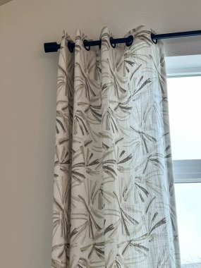 Turkuaz Grommet tarzı perdeleri olan siyah metal bir korniş. Dokulu kumaş uzaya bir renk ve modern tarz katıyor. Basit siyah çubuk zarif bir şekilde zıt düşer.