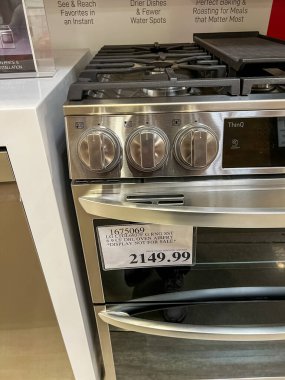 Castle Rock, Colorado, ABD-24 Mayıs 2023 modern paslanmaz çelik gaz aralığında merkezi ızgara ve gelişmiş kontroller bulunuyor. Birden fazla kullan-at telefon ve parlak bir tasarım ile her ikisini de sunar.