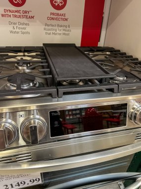 Castle Rock, Colorado, ABD-24 Mayıs 2023 modern paslanmaz çelik gaz aralığında merkezi ızgara ve gelişmiş kontroller bulunuyor. Birden fazla kullan-at telefon ve parlak bir tasarım ile her ikisini de sunar.