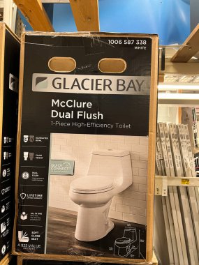 Broomfield, Colorado, ABD-3 Aralık 2023-A Glacier Bay McClure ikili yüksek verimli tuvalet orijinal ambalajında bir ev geliştirme mağazasında sergilenmektedir.