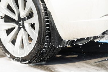 Denver, Colorado, ABD-1 Eylül 2023-Banliyö yolunda elektrikli bir arabayı verimli bir şekilde temizlemek, eko-bilinci pratiklikle birleştirmek.