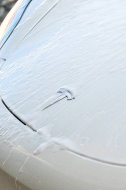 Denver, Colorado, ABD-1 Eylül 2023-Banliyö yolunda elektrikli bir arabayı verimli bir şekilde temizlemek, eko-bilinci pratiklikle birleştirmek.