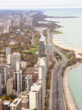 Chicago, Illinois, ABD-Kasım 7, 2023 - Chicago şehir merkezinin nefes kesici kış manzarası 360 Gözlem Güvertesinden görüldüğü gibi.