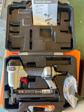 Süpürge, Colorado, ABD-2 Mart 2024-A Porter Kablo Dar zımbası orijinal siyah kutusuna yerleştirilmiş zımba da kırmızı tetik ile gümüş ve siyah.