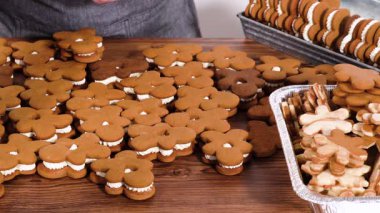 Zencefilli kurabiye sandviçi ve yumurta likörlü tereyağı. Noel hediyesi olarak sade bir ahşap masada sunuluyor..