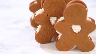 Yumurtalı tereyağlı zencefilli kurabiyeler dikkat çekiyor. Renkleri yumurta likörü kremasını nazik bir arkaplanda tamamlıyor. Bu şenlikli ziyafetler ev yapımı bir cazibe yayıyor..