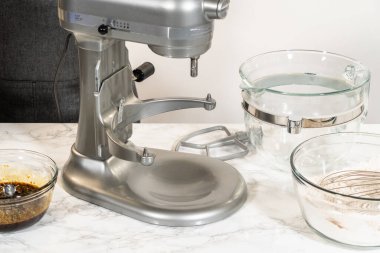 Eritilmiş tereyağı ve esmer şekerle karıştırıcı. Lezzetli Turuncu Zencefilli Kurabiye Kurabiyesi tarifi için kremaya hazır. Bu malzemeleri karıştırmak yumuşak bir doku ekler ve...