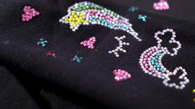 Tek boynuzlu at temalı yapay elmaslar artistik buz pateni kıyafetleri.