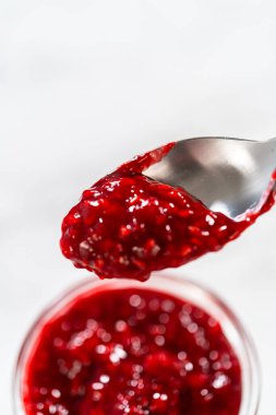 Taze yapılmış ahududu keki dikkatlice cam bir kavanoza doldurulur. Her türlü tatlıya meyveli bir tat katmak için kullanılmaya hazırdır..