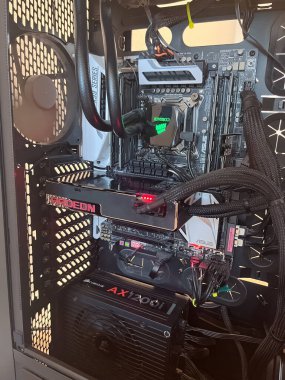 Castle Rock, Colorado, ABD-18 Ağustos 2024-A özel yapım oyun bilgisayarı açık bir yan paneli ile dahili bileşenleri ortaya çıkarıyor.