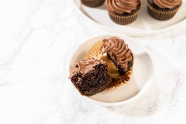 Lezzetli bir çikolatalı kek, ikiye bölünmüş, zarif bir tabakta sunuldu..